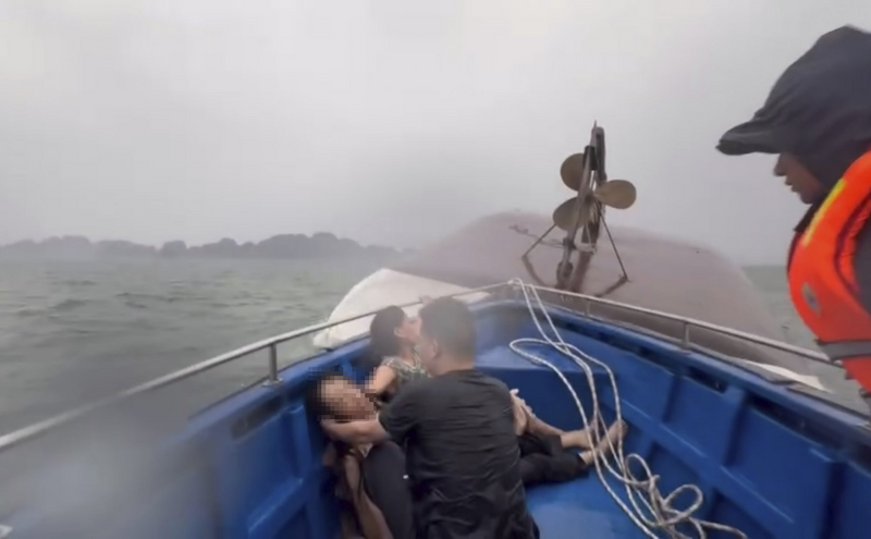 越南下龍灣昨日發生船難，已知38死、11人獲救，目前仍有4人下落不明。（美聯社）