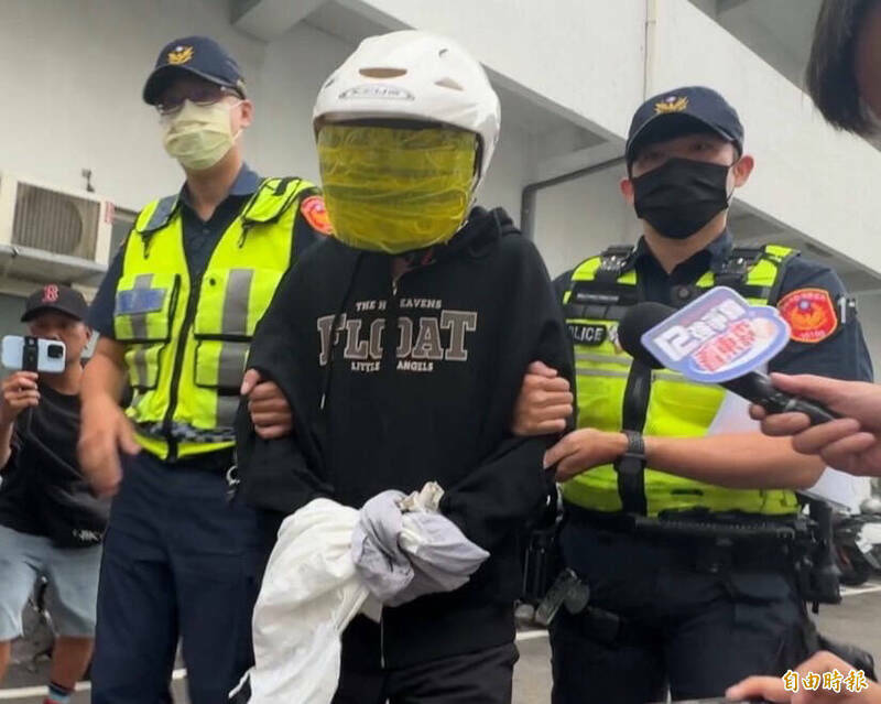 白男宣称自己罹患糖尿病,台中地院认为他「饰词侥幸之心态」,有逃亡的可能,裁定延长羁押2个月。(资料照,记者许国桢摄) 白男宣称自己罹患糖尿病,台中地院认为他「饰词侥幸之心态」,有逃亡的可能,裁定延长羁押2个月。(资料照,记者许国桢摄)