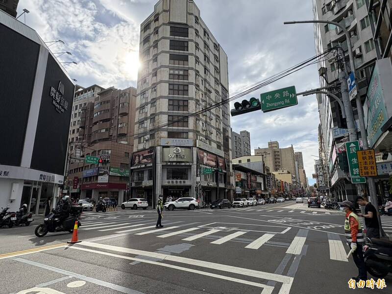 竹市巨城旁路口成上半年科技执法取缔王。(记者蔡彰盛摄) 竹市巨城旁路口成上半年科技执法取缔王。(记者蔡彰盛摄)