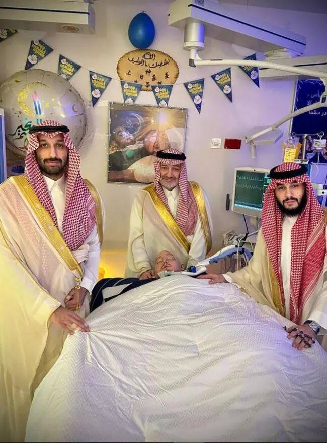 有著「沉睡王子」之稱的沙烏地王室王子阿爾瓦利德已離世。(圖翻攝自推特@Alwaleed_Talal) 有著「沉睡王子」之稱的沙烏地王室王子阿爾瓦利德已離世。(圖翻攝自推特@Alwaleed_Talal)