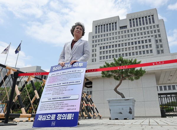 南韩78岁老太太崔末子，1964年遭性侵时咬掉对方部分舌头，刑期竟被判得比嫌犯更重，如今获得再审机会。（图撷自@wnewskr「X」帐号）

