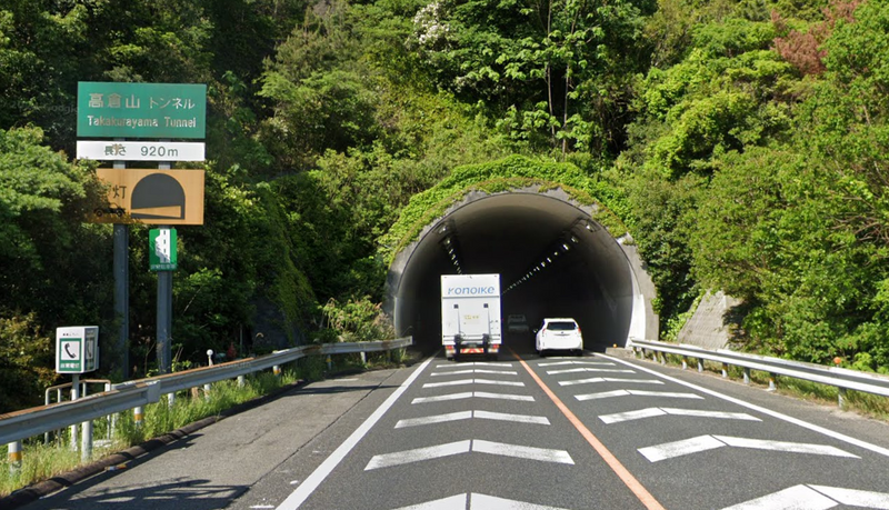 日本阪和高速公路高仓山隧道发生6车连环撞，造成10人受伤送医。（图撷自Google街景）