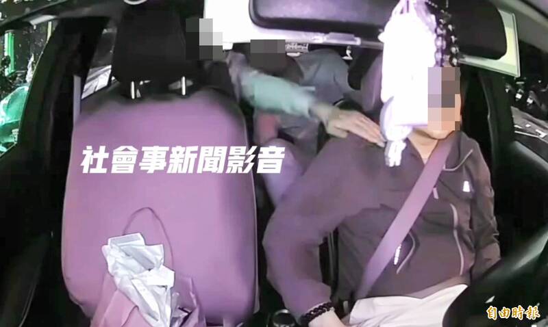陈姓男子不满余姓司机只靠导航还绕路，出手拍打司机。（图撷取自社会事新闻影音）