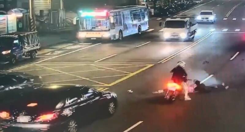 陈姓男子穿越马路送货时，遭郭姓骑士撞上骨折。（记者陆运锋翻摄）