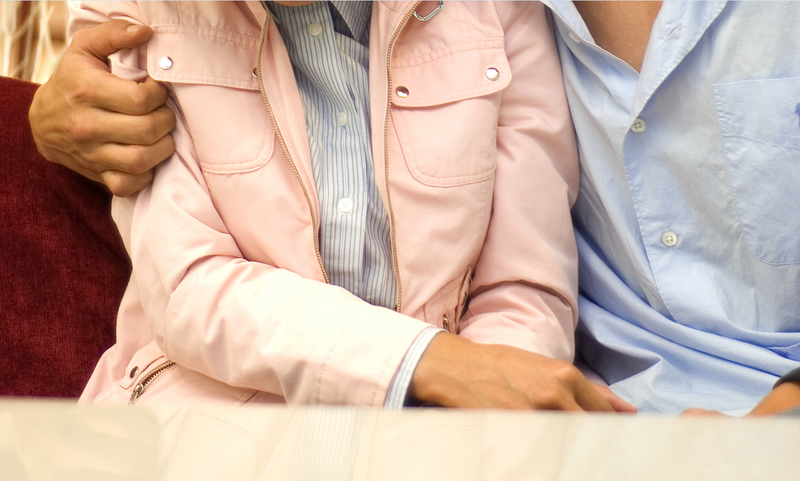 王男追求小芳被拒，他環抱對方辯稱是國際禮儀，跟蹤堵人宣稱是討債，台中地院全部不採信，判處拘役70日。（情境照）
