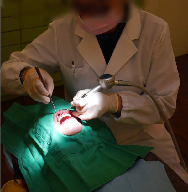 姓男子只有國中學歷跟齒磨師資歷，卻當冒牌牙醫28年，幫人換假牙。示意圖，與本新聞無關。（資料照）
