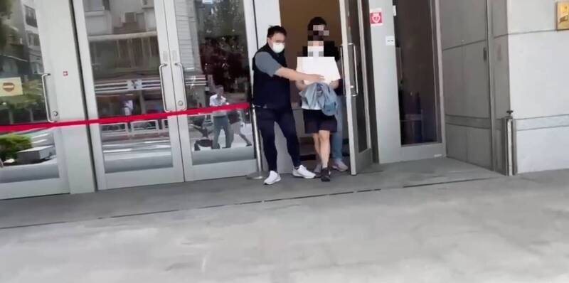 恶狼涉嫌性侵妻子闺蜜，警方将其逮捕后移送台北地检署侦办。（记者陆运锋翻摄）