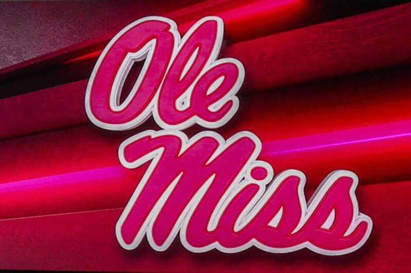 美国密西西比大学橄榄球新星于19日在田纳西州1起枪击案中死亡，图为密西西比大学球队标志。（美联社）