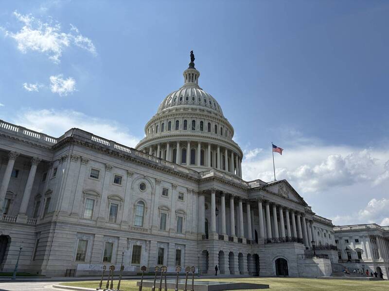 美国众议院日前通过法案，禁止国防部展示将台湾纳入中国的地图。这是众议院继要求国务院后，再次通过法案规定行政部门展示「诚实地图」。提案议员强调，法案反映简单的现实，「中国是中国，台湾是台湾」。（中央社）