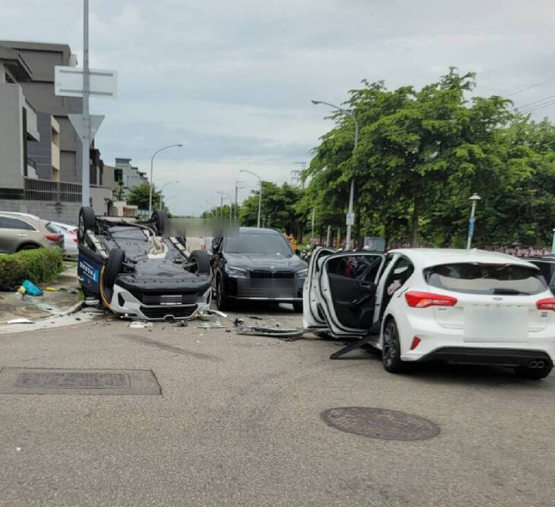 發生事故的路口，計程車當場翻覆。（民眾提供）