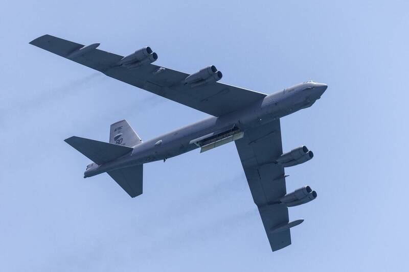 美国客机惊传差点和B-52轰炸机相撞，航班机师采取紧急闪避措施。（欧新社）