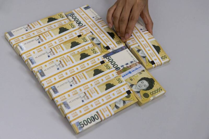 南韓男子遭遇投資詐財，向友人借來的錢全被騙走，為了還債竟搶劫計程車司機。（彭博）