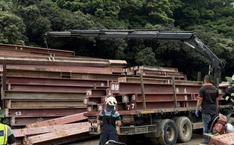 彰化县一名沈姓司机执行钢梁吊挂与固定作业时突遭钢梁脱落砸中，当场被压在下方。（民众提供）