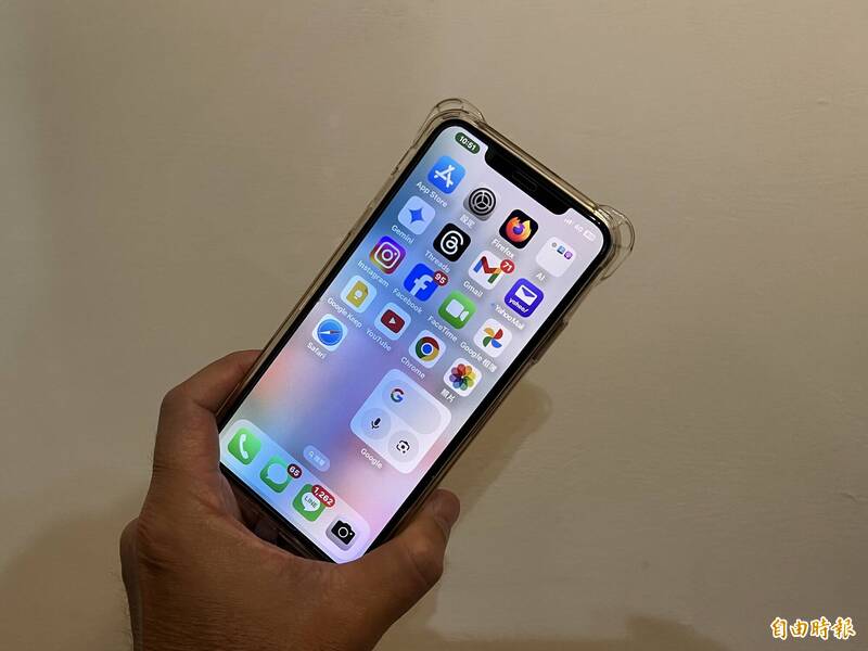 台南一所國立高中的男學生涉在校內拿手機偷拍4位女教師的胸部、裙底隱私部位影片還PO網，台南地院判未成年男學生與其母親須共賠償100萬元給4位女師。手機示意圖。（記者王俊忠攝）