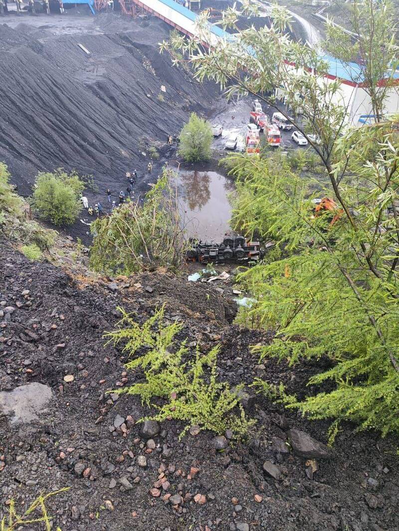 今（21）日凌晨俄罗斯1辆载有矿工的巴士在远东地区雅库特发生车祸。（撷自X@ShanghaiEye）