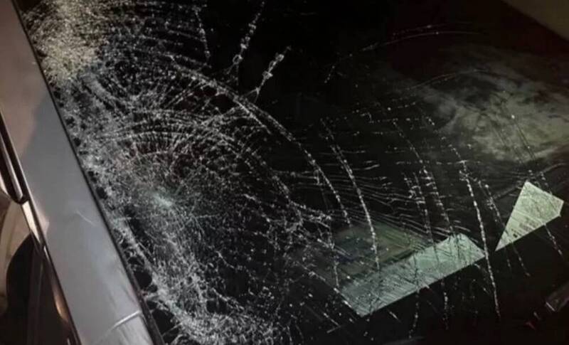 熊姓男子酒后驾车撞上泰国籍彭姓移工,车辆挡风玻璃上留下碰撞痕迹。(警方提供) 熊姓男子酒后驾车撞上泰国籍彭姓移工,车辆挡风玻璃上留下碰撞痕迹。(警方提供)