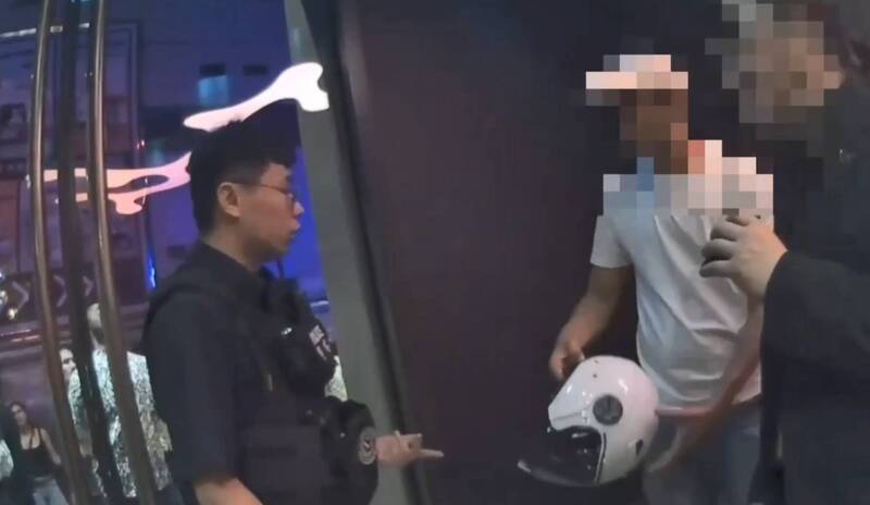 法籍男子在北市信義區夜店附近,竊取守望員警的安全帽,隨後被鎖定查緝到案。(記者陸運鋒翻攝) 法籍男子在北市信義區夜店附近,竊取守望員警的安全帽,隨後被鎖定查緝到案。(記者陸運鋒翻攝)