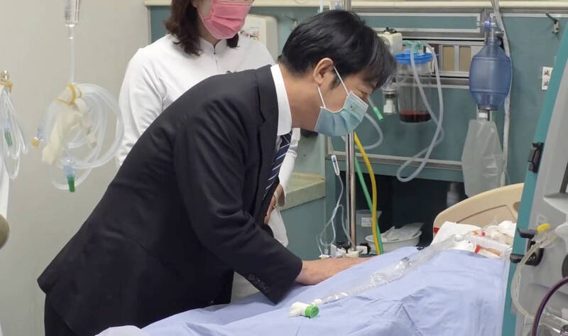 總統賴清德16日前往探視並慰問傷者家屬，但經過6天搶救仍起色，家屬決定拔管器捐，遺愛人間。（資料照，總統府提供）
