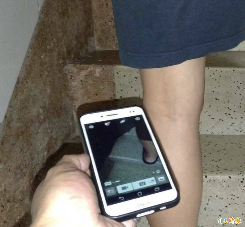 日本岩手縣政府35歲公務員佐佐木,今年6月來台觀光,卻在搭機返日當天,於台北捷運中山站搭乘扶梯,持手機偷拍前面「短裙妹」的裙底風光。偷拍示意圖。(資料照) 日本岩手縣政府35歲公務員佐佐木,今年6月來台觀光,卻在搭機返日當天,於台北捷運中山站搭乘扶梯,持手機偷拍前面「短裙妹」的裙底風光。偷拍示意圖。(資料照)
