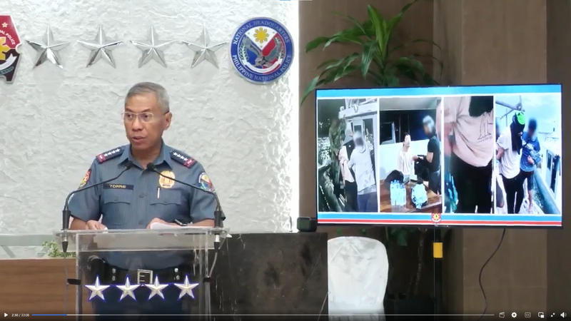 中国教育部最近对菲发布留学预警,菲律宾警察总长托瑞今天反击,说明许多中国人受害案件就是由中国人所为,现场还播放逮捕一名中国枪击嫌犯的画面。(图撷自PNP脸书专页) 中国教育部最近对菲发布留学预警,菲律宾警察总长托瑞今天反击,说明许多中国人受害案件就是由中国人所为,现场还播放逮捕一名中国枪击嫌犯的画面。(图撷自PNP脸书专页)