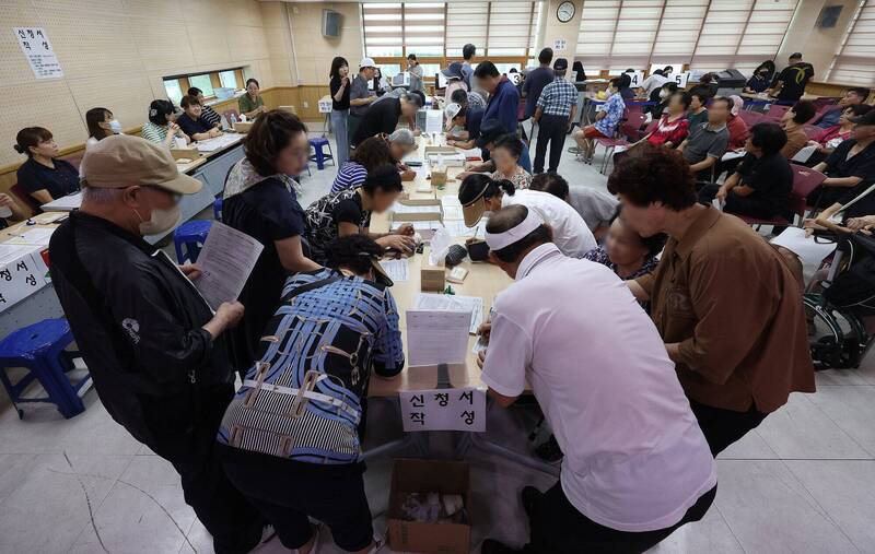 南韩政府21日开始发放消费券。（欧新社）