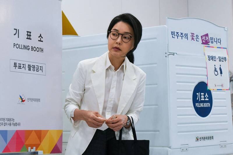 前韩国总统尹锡悦的妻子金建希的硕士论文被认定抄袭，硕士学位被取消，连带的博士学位也被认定无效。（法新社）