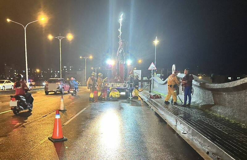 台中大里内新桥,今天1天发生两件疑似想跳桥案件,目前救难人员漏夜在现场搜寻中。(民众提供) 台中大里内新桥,今天1天发生两件疑似想跳桥案件,目前救难人员漏夜在现场搜寻中。(民众提供)