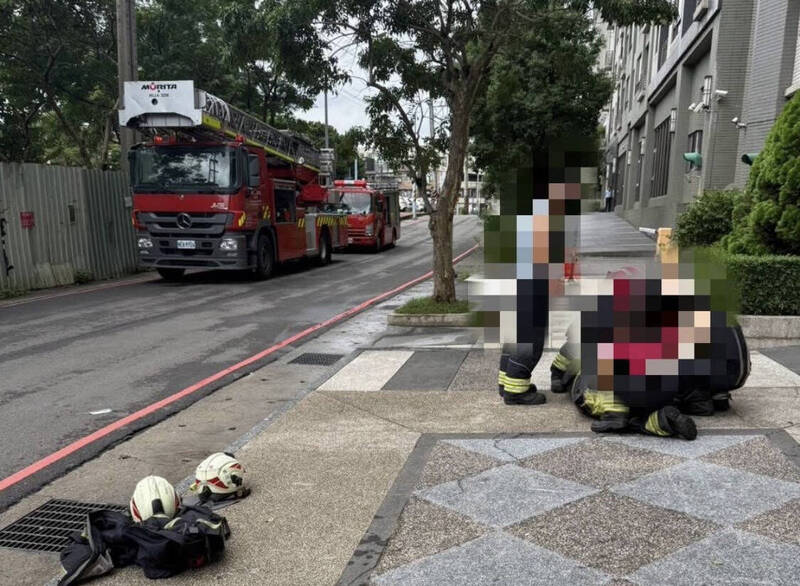 桃園中壢一名通緝犯疑因不願入監服刑，情緒激動揚言「若警察靠近就從3樓跳下」，警方做好防護將他壓制送醫。（取材自臉書「內壢大小事」）