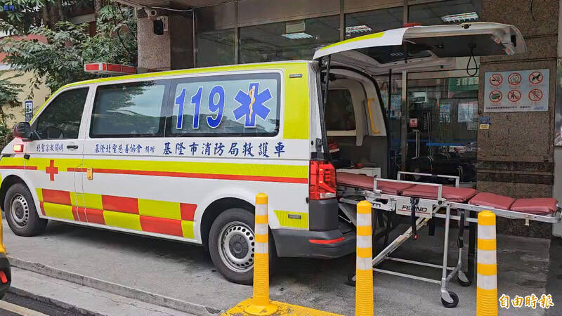 消防隊員迅速將遭電擊張男送往部立基隆醫院搶救。（記者吳升儒攝）