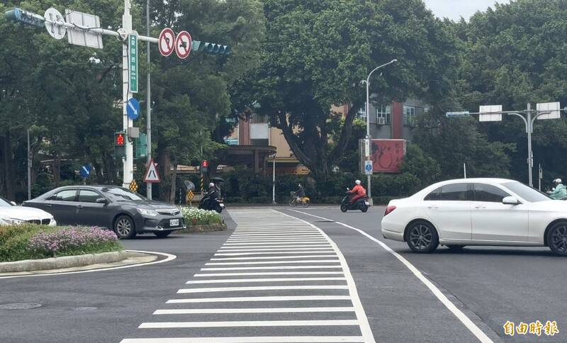 名医周佳正过马路被撞身亡,北市府今跨局处前往事发地中正区中山南路、罗斯福路与爱国西路口(见图)会勘,提出5项改善措施。(记者董冠怡摄) 名医周佳正过马路被撞身亡,北市府今跨局处前往事发地中正区中山南路、罗斯福路与爱国西路口(见图)会勘,提出5项改善措施。(记者董冠怡摄)