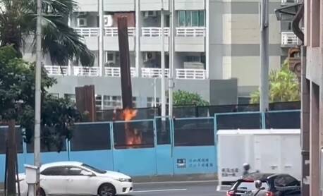 新北淡北道路工程今因不慎挖破瓦斯管線,致施工現場起火燃燒。(擷取自議員鄭宇恩臉書) 新北淡北道路工程今因不慎挖破瓦斯管線,致施工現場起火燃燒。(擷取自議員鄭宇恩臉書)