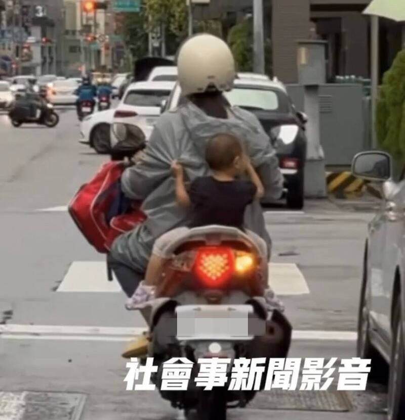 后座小男童未戴安全帽，紧抓妈妈雨衣令人捏把冷汗。（撷自「社会事新闻影音」）