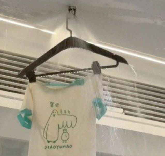 饭店房间大积水，只因旅客的随手「1举动」损失上万元。（撷取自微博）