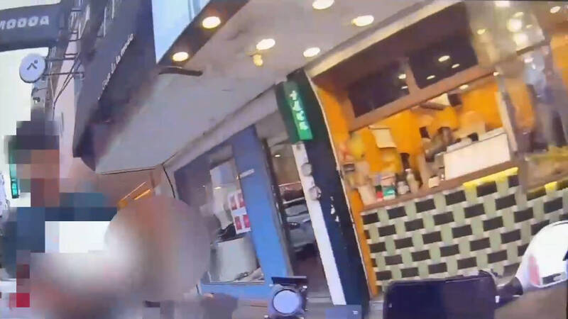 郝姓飲料店男店員因不滿警方解釋黃線停車規定，竟當街怒嗆執勤警員「有牌流氓」。（記者鄭景議翻攝）