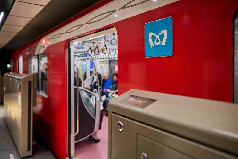 日本性骚扰案件大多发生在地铁等公共运输工具上，但大多数受害者倾向隐忍。图为东京地下铁丸之内线。（彭博）