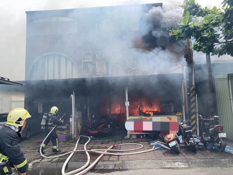 蘇澳鎮蘇濱路透天厝大火,造成印尼移工與懷孕妻罹難,起火點疑在1樓停業快炒店。(圖由宜縣消防局提供) 蘇澳鎮蘇濱路透天厝大火,造成印尼移工與懷孕妻罹難,起火點疑在1樓停業快炒店。(圖由宜縣消防局提供)