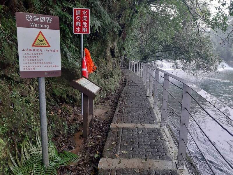 高院审理新北市虎豹潭暴涨酿6死案,认定新北市府有管理疏失,今判决除一审赔偿的265万多元,还须加码赔偿351万多元,总计应国赔616万多元。图为双溪区公所在虎豹潭事件后,增设警告标示。(双溪区公所提供) 高院审理新北市虎豹潭暴涨酿6死案,认定新北市府有管理疏失,今判决除一审赔偿的265万多元,还须加码赔偿351万多元,总计应国赔616万多元。图为双溪区公所在虎豹潭事件后,增设警告标示。(双溪区公所提供)