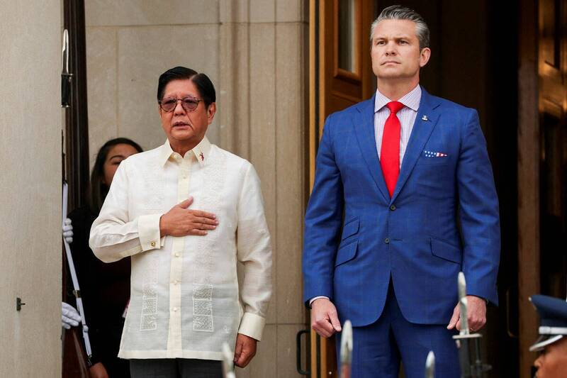 菲律宾总统小马可仕21日访问华府，美国防长赫格塞斯表示，华府将捍卫长期盟友菲律宾，并加强军事资源，吓阻强势武断的中国。（路透）