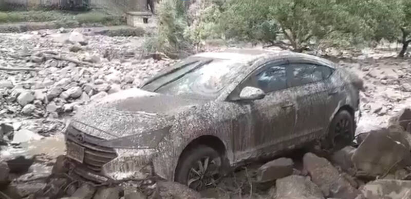 暴雨引发的山崩卷走巴基斯坦北部山区公路上的汽车，造成至少3人死亡。（撷自X@OSPSF）
