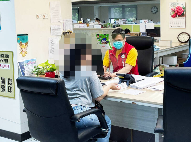 何女在士林分署繳清全數罰鍰。(士林分署提供) 何女在士林分署繳清全數罰鍰。(士林分署提供)