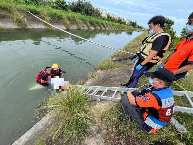8旬谢姓老妇今日上午前往田间工作，疑骑机车不慎掉落嘉南大圳支线，南市消防局获报后赶往救溺，老妇打捞上岸已无生命征象，详细原因待警方进一步调查。（图由民众提供）