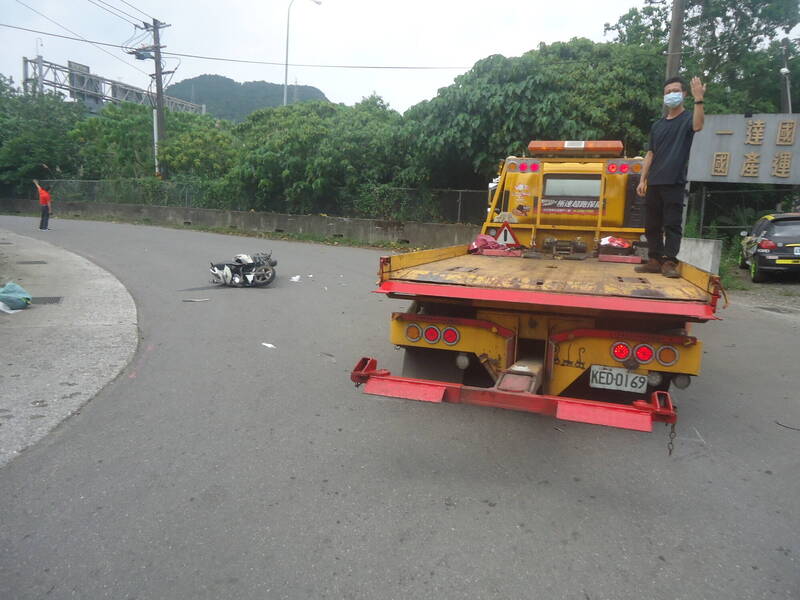 张女驾驶的拖吊车行经基隆市七堵区实践路一处未划设分向线路段,撞上对向林男的机车,法院判张女与日友公司须连带赔偿林男218万余元。(记者林嘉东翻摄) 张女驾驶的拖吊车行经基隆市七堵区实践路一处未划设分向线路段,撞上对向林男的机车,法院判张女与日友公司须连带赔偿林男218万余元。(记者林嘉东翻摄)