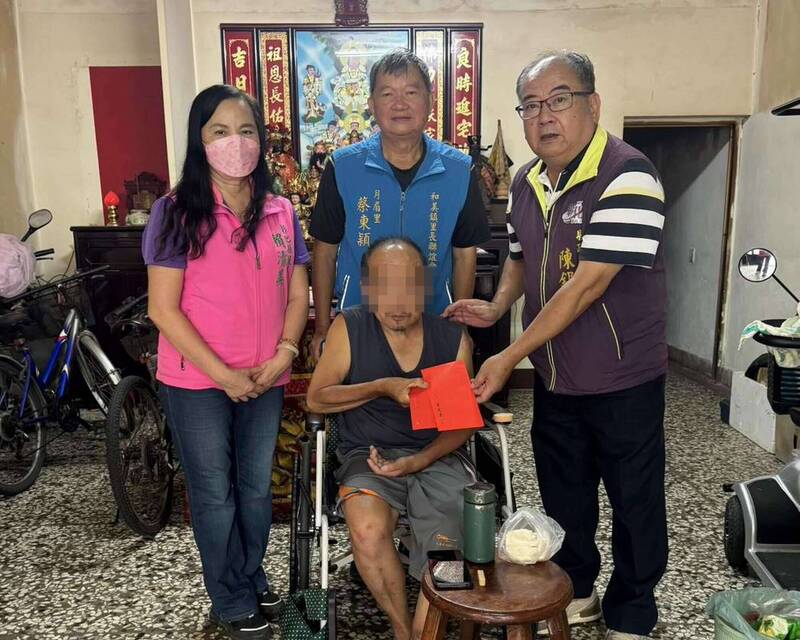 玉米大盘商（中）遭诈300万还气到中风，县议员赖清美（左）等人前往探视。（赖清美提供）