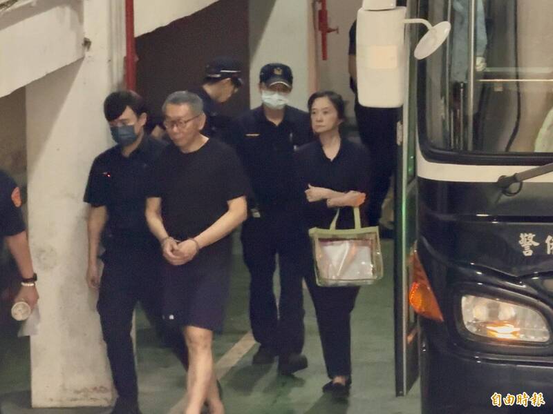 柯文哲（左二）、應曉薇（右一）今下囚車抵達台北地院開庭。（記者張文川攝）