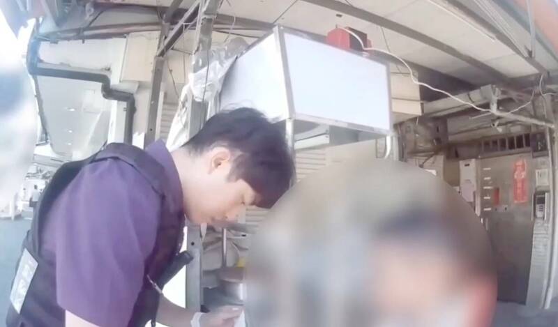 员警现场安抚迷途男童画面。(记者郑景议翻摄) 员警现场安抚迷途男童画面。(记者郑景议翻摄)