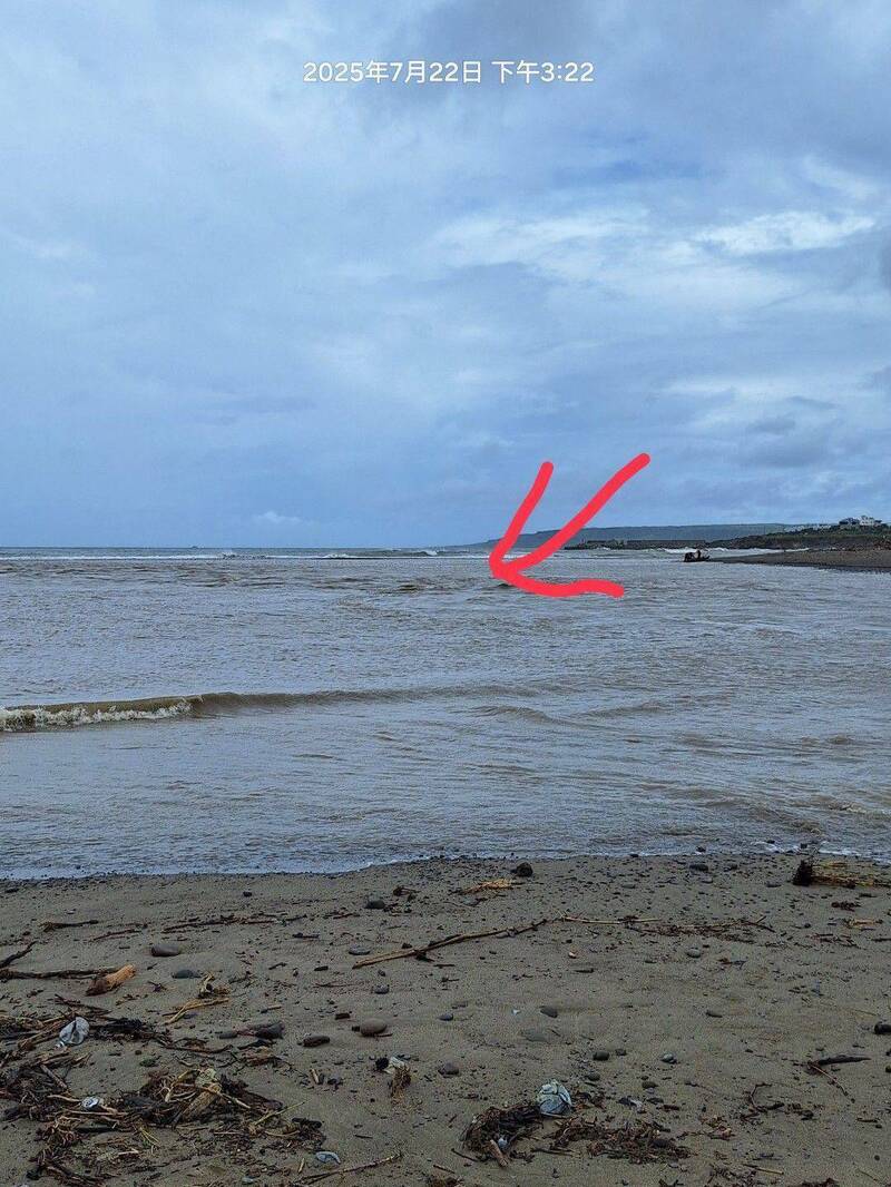 佳乐水57岁男子捡石头落海。（民众提供）