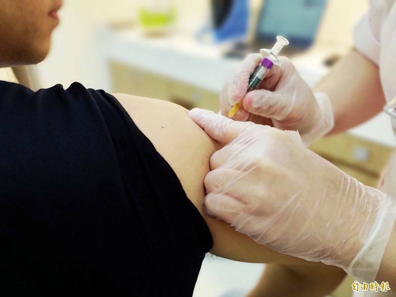 林男家屬接種AZ疫苗5個月後死亡,主張屬意外事故請求理賠119萬餘元,法院認定死因為肺炎且非發生在住所範圍內,不符保單條件,判決駁回。(資料照) 林男家屬接種AZ疫苗5個月後死亡,主張屬意外事故請求理賠119萬餘元,法院認定死因為肺炎且非發生在住所範圍內,不符保單條件,判決駁回。(資料照)