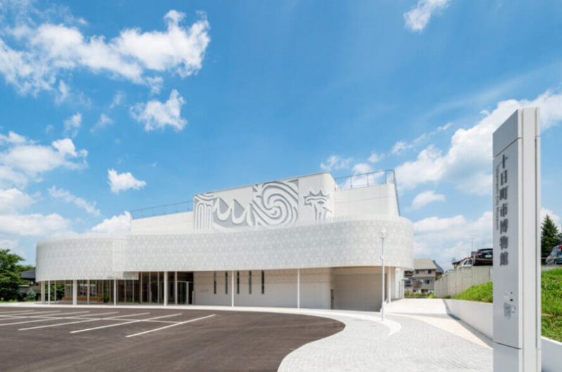 日本新潟县十日町市博物馆馆长，在女厕安装小型摄影机试图偷拍被捕。十日町市博物馆示意图。（图撷自十日町市观光协会网站）