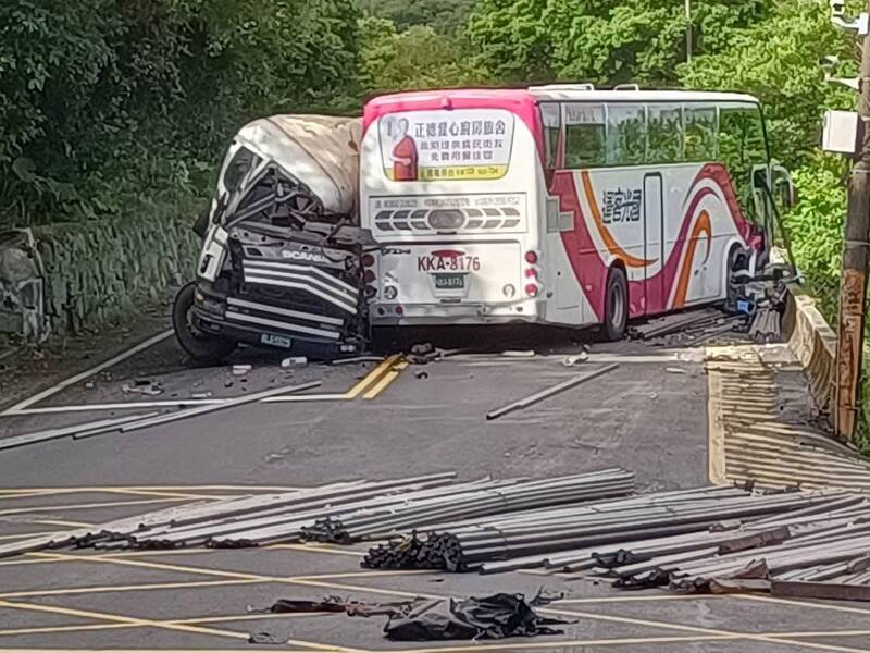 满载钢条的砂石车行经下坡路段时，轮胎失控打滑，偏离车道驶入对向车道，撞上正要上坡的1815国光客运，车上数10条钢条在2车撞击后喷飞，还好未喷飞入客运车内，否则后果不堪设想。（记者林嘉东翻摄）