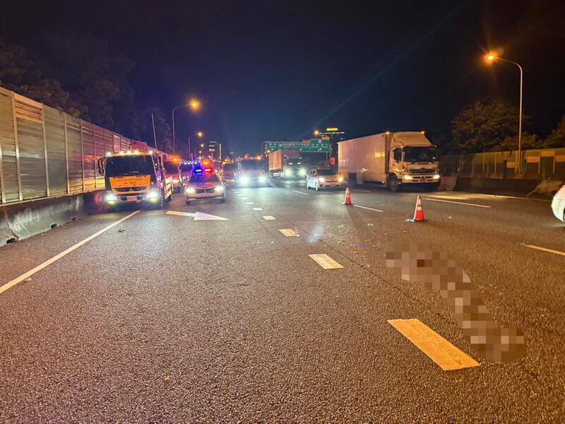 任职台中监理所的张男,行车时突然摔出车外,短短7秒被8辆车辗过。(记者洪美秀翻摄) 任职台中监理所的张男,行车时突然摔出车外,短短7秒被8辆车辗过。(记者洪美秀翻摄)